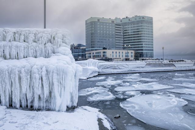 (251220) -- VLADIVOSTOK, Dec. 20, 2025 (Xinhua) -- This photo take on Dec. 19, 2025 shows icicle formations near a harbor in Russian Far East city of Vladivostok. The water vapor carried by the sea breeze condensed on street lamps, rails and other objects, forming icicles and icefall, the landmark landscape of the winter here. (Photo by Andrey Matveenko/Xinhua)
