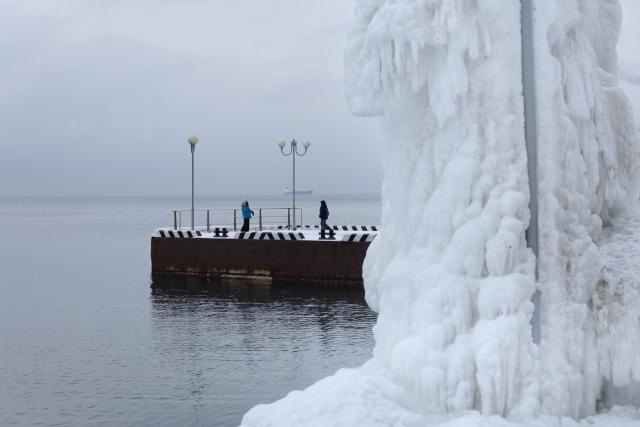 (251220) -- VLADIVOSTOK, Dec. 20, 2025 (Xinhua) -- This photo take on Dec. 19, 2025 shows icicle formations near a harbor in Russian Far East city of Vladivostok. The water vapor carried by the sea breeze condensed on street lamps, rails and other objects, forming icicles and icefall, the landmark landscape of the winter here. (Photo by Andrey Matveenko/Xinhua)
