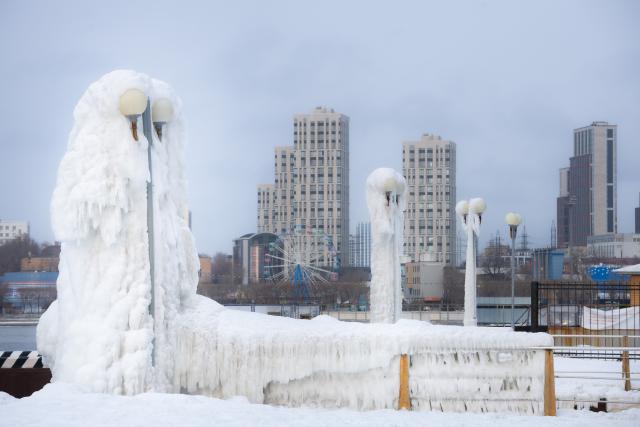 (251220) -- VLADIVOSTOK, Dec. 20, 2025 (Xinhua) -- This photo take on Dec. 19, 2025 shows icicle formations near a harbor in Russian Far East city of Vladivostok. The water vapor carried by the sea breeze condensed on street lamps, rails and other objects, forming icicles and icefall, the landmark landscape of the winter here. (Photo by Andrey Matveenko/Xinhua)