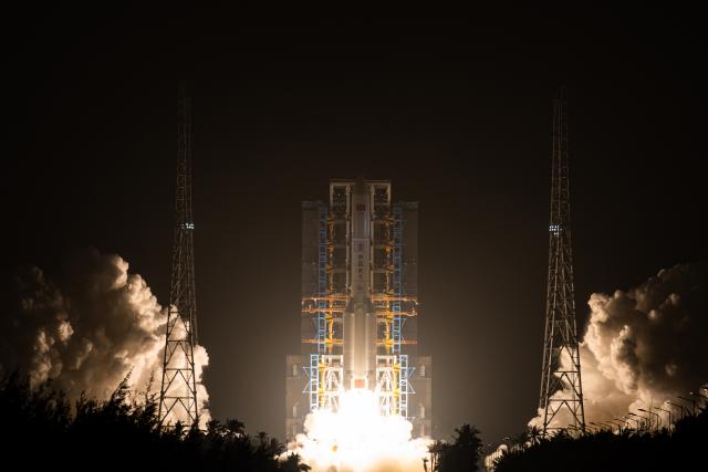 (251220) -- WENCHANG, Dec. 20, 2025 (Xinhua) -- A Long March-5 rocket carrying a new communication technology test satellite blasts off from the Wenchang Space Launch Site in south China's Hainan Province, Dec. 20, 2025. Launched at 8:30 p.m. (Beijing Time), the satellite has successfully entered its planned orbit.
   It will be mainly used to carry out multi-band and high-speed communication technology validation tests.
   The launch marks the 618th mission by the Long March carrier rocket series. (Photo by Du Xinxin/Xinhua)