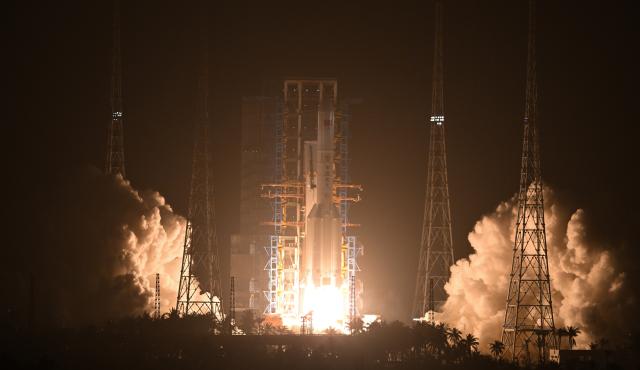 (251220) -- WENCHANG, Dec. 20, 2025 (Xinhua) -- A Long March-5 rocket carrying a new communication technology test satellite blasts off from the Wenchang Space Launch Site in south China's Hainan Province, Dec. 20, 2025. Launched at 8:30 p.m. (Beijing Time), the satellite has successfully entered its planned orbit.
   It will be mainly used to carry out multi-band and high-speed communication technology validation tests.
   The launch marks the 618th mission by the Long March carrier rocket series. (Xinhua/Yang Guanyu)