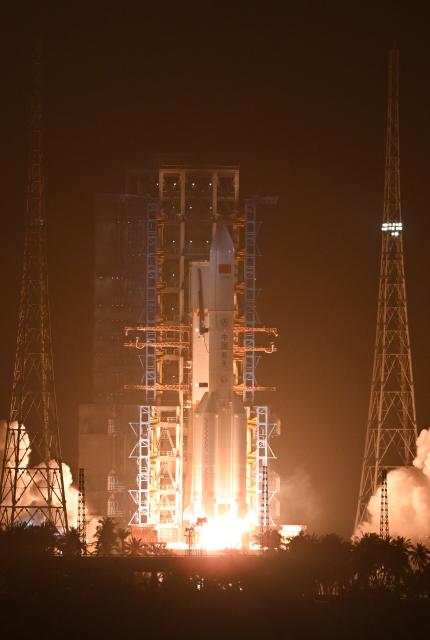 (251220) -- WENCHANG, Dec. 20, 2025 (Xinhua) -- A Long March-5 rocket carrying a new communication technology test satellite blasts off from the Wenchang Space Launch Site in south China's Hainan Province, Dec. 20, 2025. Launched at 8:30 p.m. (Beijing Time), the satellite has successfully entered its planned orbit.
   It will be mainly used to carry out multi-band and high-speed communication technology validation tests.
   The launch marks the 618th mission by the Long March carrier rocket series. (Xinhua/Yang Guanyu)