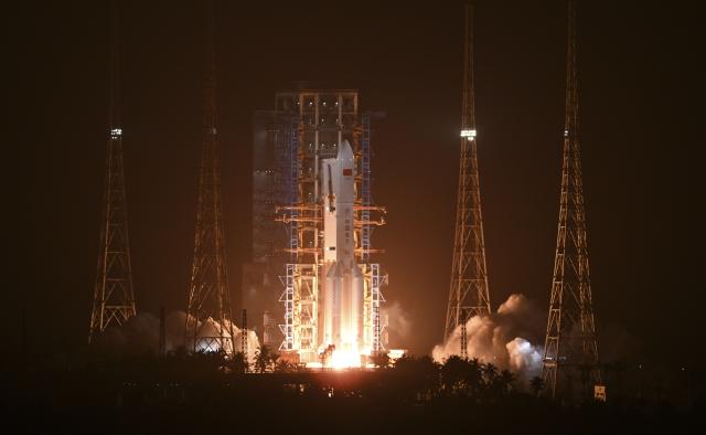 (251220) -- WENCHANG, Dec. 20, 2025 (Xinhua) -- A Long March-5 rocket carrying a new communication technology test satellite blasts off from the Wenchang Space Launch Site in south China's Hainan Province, Dec. 20, 2025. Launched at 8:30 p.m. (Beijing Time), the satellite has successfully entered its planned orbit.
   It will be mainly used to carry out multi-band and high-speed communication technology validation tests.
   The launch marks the 618th mission by the Long March carrier rocket series. (Xinhua/Yang Guanyu)