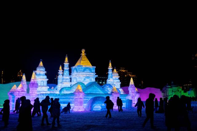 (251220) -- MANZHOULI, Dec. 20, 2025 (Xinhua) -- People visit an ice and snow theme park in Manzhouli, north China's Inner Mongolia Autonomous Region, Dec. 20, 2025. The 22nd China-Russia-Mongolia international ice and snow festival opened here on Saturday.
   The theme park created for the festival covers an area of 128,000 square meters. (Xinhua/Lian Zhen)
