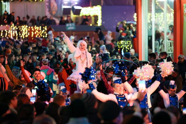 (251221) -- ROME, Dec. 21, 2025 (Xinhua) -- Staff members perform on a festive parade at Villa Borghese in Rome, Italy, Dec. 20, 2025. The Villa Borghese, an urban park in Rome, has been filled with festive atmosphere as the Christmas approaches. (Xinhua/Li Jing)