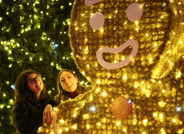 (251221) -- ROME, Dec. 21, 2025 (Xinhua) -- People pose for a photo at Villa Borghese in Rome, Italy, Dec. 20, 2025. The Villa Borghese, an urban park in Rome, has been filled with festive atmosphere as the Christmas approaches. (Xinhua/Li Jing)