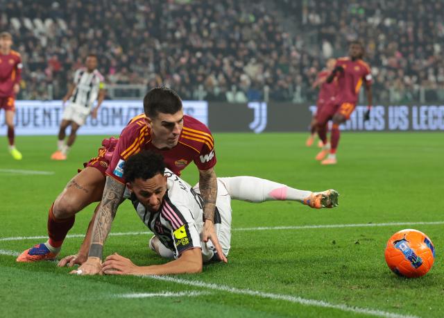 (251221) -- TURIN, Dec. 21, 2025 (Xinhua) -- Juventus' Lloyd Kelly (bottom) vies with Roma's Gianluca Mancini during a Serie A football match between Juventus and Roma in Turin, Italy, Dec. 20, 2025. (Xinhua)