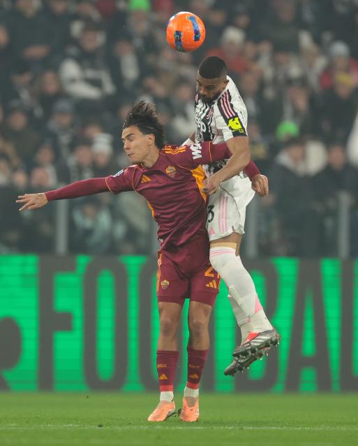 (251221) -- TURIN, Dec. 21, 2025 (Xinhua) -- Juventus' Bremer (R) vies with Roma's Paulo Dybala during a Serie A football match between Juventus and Roma in Turin, Italy, Dec. 20, 2025. (Xinhua)