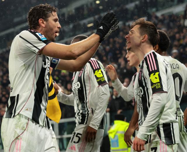 (251221) -- TURIN, Dec. 21, 2025 (Xinhua) -- Juventus' Francisco Coincencao (front R) celebrates his goal with teammate Manuel Locatelli (front L) during a Serie A football match between Juventus and Roma in Turin, Italy, Dec. 20, 2025. (Xinhua)