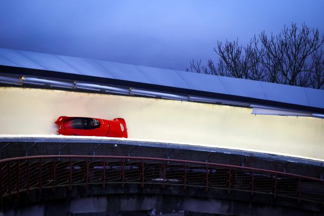 (251221) -- SIGULDA, Dec. 21, 2025 (Xinhua) -- Sun Kaizhi and Ye Jielong of China compete during the 2-man bobsleigh heat at the IBSF Bobsleigh and Skeleton World Cup in Sigulda, Latvia, Dec. 20, 2025. (Photo by Edijs Palens/Xinhua)