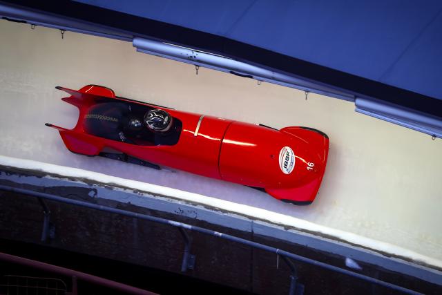 (251221) -- SIGULDA, Dec. 21, 2025 (Xinhua) -- Sun Kaizhi and Ye Jielong of China compete during the 2-man bobsleigh heat at the IBSF Bobsleigh and Skeleton World Cup in Sigulda, Latvia, Dec. 20, 2025. (Photo by Edijs Palens/Xinhua)