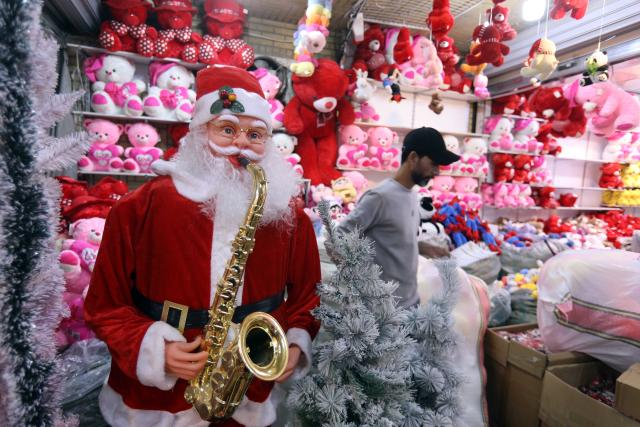 (251221) -- BAGHDAD, Dec. 21, 2025 (Xinhua) -- A man shops for the upcoming Christmas at a store in Baghdad, Iraq, Dec. 20, 2025. (Xinhua/Khalil Dawood)