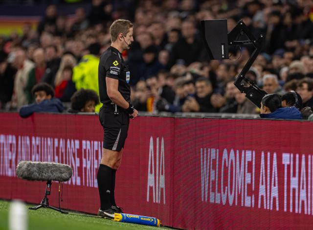 (251221) -- LONDON, Dec. 21, 2025 (Xinhua) -- Referee John Brooks watches the VAR monitor during the English Premier League match between Tottenham Hotspur FC and Liverpool FC at the Tottenham Hotspur Stadium in London, Britain, on Dec. 20, 2025.
FOR EDITORIAL USE ONLY. NOT FOR SALE FOR MARKETING OR ADVERTISING CAMPAIGNS. NO USE WITH UNAUTHORIZED AUDIO, VIDEO, DATA, FIXTURE LISTS, CLUB/LEAGUE LOGOS OR "LIVE" SERVICES. ONLINE IN-MATCH USE LIMITED TO 45 IMAGES, NO VIDEO EMULATION. NO USE IN BETTING, GAMES OR SINGLE CLUB/LEAGUE/PLAYER PUBLICATIONS. (Xinhua)