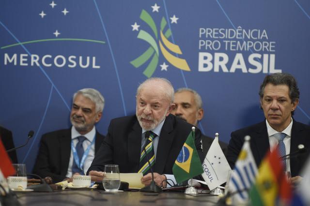 (251221) -- FOZ DO IGUACU, Dec. 21, 2025 (Xinhua) -- Brazilian President Luiz Inacio Lula da Silva (front) speaks during the 67th Summit of the Heads of State of the Southern Common Market (Mercosur) in Foz do Iguacu, Brazil, on Dec. 20, 2025. The 67th Summit of the Heads of State of the Mercosur was held here on Saturday. (Photo by Lucio Tavora/Xinhua)