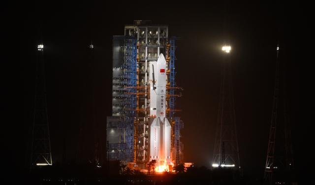 (251221) -- BEIJING, Dec. 21, 2025 (Xinhua) -- A Long March-5 rocket carrying a new communication technology test satellite blasts off from the Wenchang Space Launch Site in south China's Hainan Province, Dec. 20, 2025. Launched at 8:30 p.m. (Beijing Time), the satellite has successfully entered its planned orbit. (Xinhua/Yang Guanyu)
