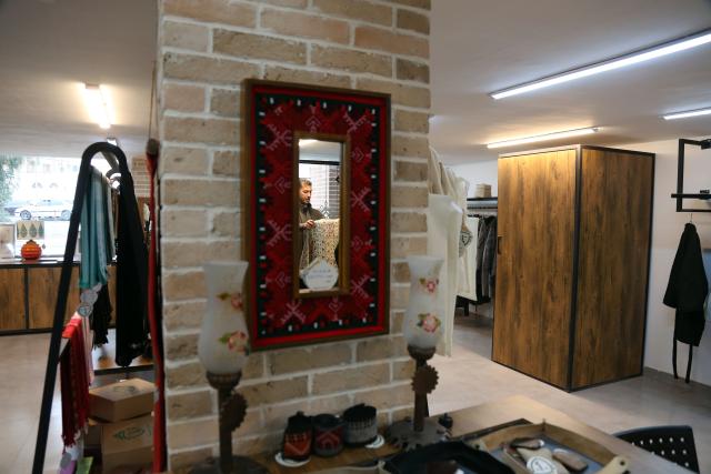 (251221) -- ZAHEDAN, Dec. 21, 2025 (Xinhua) -- This photo taken on Dec. 18, 2025 shows a view of a traditional handicraft shop in Zahedan, capital of Sistan and Baluchestan province, Iran. Bordering Pakistan and Afghanistan, Sistan and Baluchestan province is located in southeastern Iran. (Xinhua/Shadati)