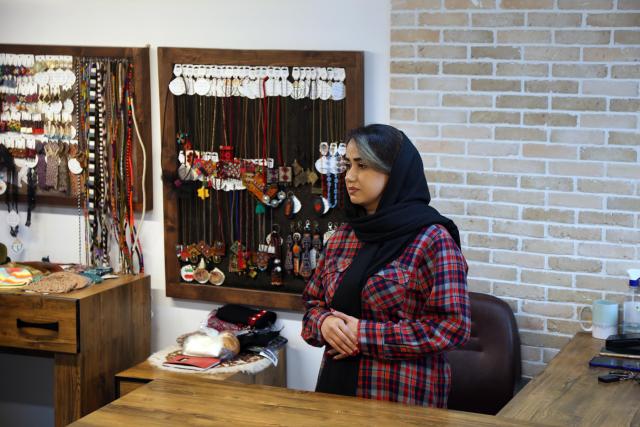 (251221) -- ZAHEDAN, Dec. 21, 2025 (Xinhua) -- A woman is pictured at a traditional handicraft shop in Zahedan, capital of Sistan and Baluchestan province, Iran, Dec. 18, 2025. Bordering Pakistan and Afghanistan, Sistan and Baluchestan province is located in southeastern Iran. (Xinhua/Shadati)