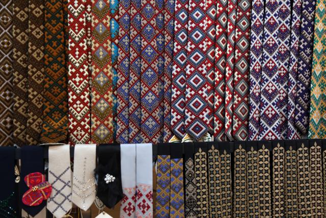 (251221) -- ZAHEDAN, Dec. 21, 2025 (Xinhua) -- Traditional handicrafts are pictured at a shop in Zahedan, capital of Sistan and Baluchestan province, Iran, Dec. 18, 2025. Bordering Pakistan and Afghanistan, Sistan and Baluchestan province is located in southeastern Iran. (Xinhua/Shadati)