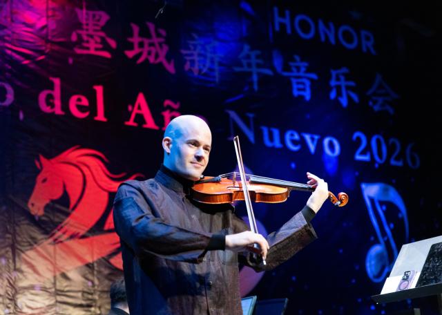 (251221) -- MEXICO CITY, Dec. 21, 2025 (Xinhua) -- A musician plays the violin at a New Year concert in Mexico City, the capital of Mexico, on Dec. 20, 2025. The concert featuring both traditional Chinese music and works from the global repertoire was open to the public free of charge. (Xinhua/Li Mengxin)