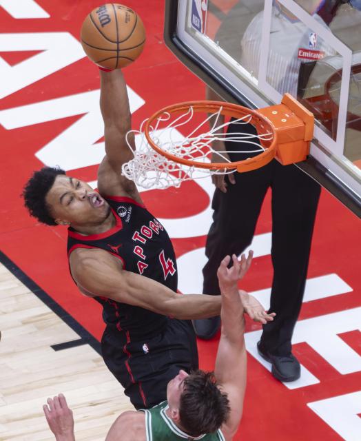 (251221) -- TORONTO, Dec. 21, 2025 (Xinhua) -- Scottie Barnes (L) of Toronto Raptors dunks during the 2025-2026 NBA regular season game between Toronto Raptors and Boston Celtics in Toronto, Canada, on Dec. 20, 2025. (Xinhua/Zou Zheng)