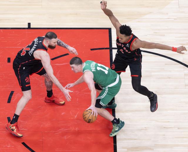 (251221) -- TORONTO, Dec. 21, 2025 (Xinhua) -- Payton Pritchard (C) of Boston Celtics breaks through during the 2025-2026 NBA regular season game between Toronto Raptors and Boston Celtics in Toronto, Canada, on Dec. 20, 2025. (Xinhua/Zou Zheng)