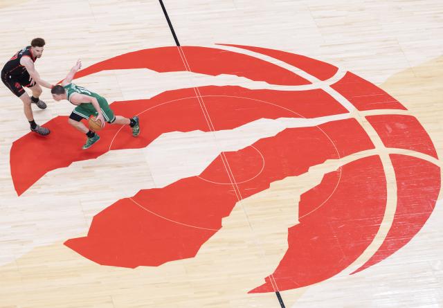 (251221) -- TORONTO, Dec. 21, 2025 (Xinhua) -- Payton Pritchard (R) of Boston Celtics breaks through during the 2025-2026 NBA regular season game between Toronto Raptors and Boston Celtics in Toronto, Canada, on Dec. 20, 2025. (Xinhua/Zou Zheng)