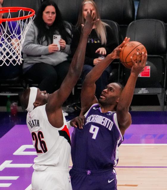 (251221) -- SACRAMENTO, Dec. 21, 2025 (Xinhua) -- Sacramento Kings' Precious Achiuwa (R) competes during the 2025-2026 NBA regular season match between Portland Trail Blazers and Sacramento Kings in Sacramento, the United States, on Dec. 20, 2025. (Photo by Sun Yuxuan/Xinhua)