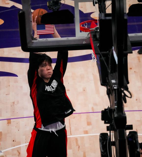 (251221) -- SACRAMENTO, Dec. 21, 2025 (Xinhua) -- Yang Hansen of Portland Trail Blazers warms up before the 2025-2026 NBA regular season match between Portland Trail Blazers and Sacramento Kings in Sacramento, the United States, on Dec. 20, 2025. (Photo by Sun Yuxuan/Xinhua)