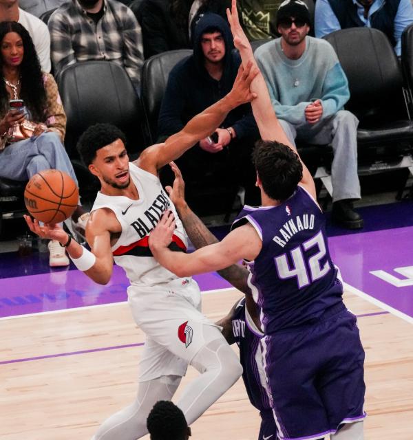 (251221) -- SACRAMENTO, Dec. 21, 2025 (Xinhua) -- Toumani Camara (L) of Portland Trail Blazers competes during the 2025-2026 NBA regular season match between Portland Trail Blazers and Sacramento Kings in Sacramento, the United States, on Dec. 20, 2025. (Photo by Sun Yuxuan/Xinhua)