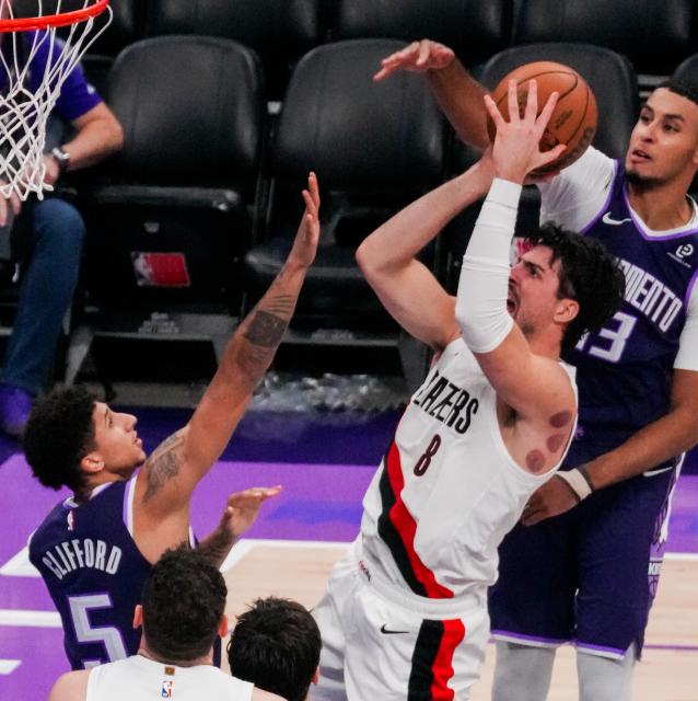 (251221) -- SACRAMENTO, Dec. 21, 2025 (Xinhua) -- Portland Trail Blazers' Deni Avdija (C) shoots during the 2025-2026 NBA regular season match between Portland Trail Blazers and Sacramento Kings in Sacramento, the United States, on Dec. 20, 2025. (Photo by Sun Yuxuan/Xinhua)