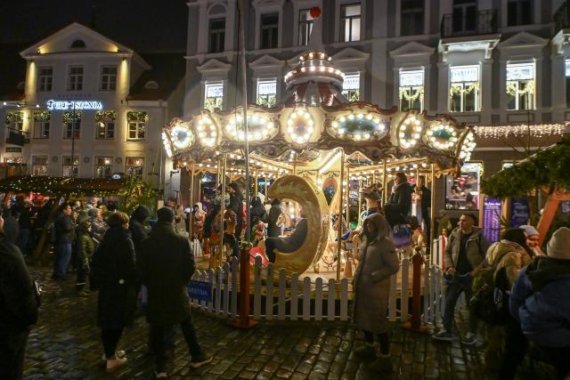 (251221) -- TALLINN, Dec. 21, 2025 (Xinhua) -- People visit a Christmas market on Town Hall Square in Tallinn, Estonia, Dec. 20, 2025. (Photo by Sergei Stepanov/Xinhua)