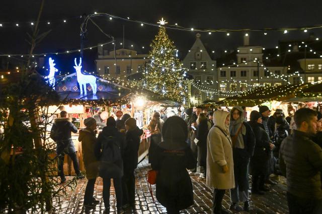 (251221) -- TALLINN, Dec. 21, 2025 (Xinhua) -- People visit a Christmas market on Town Hall Square in Tallinn, Estonia, Dec. 20, 2025. (Photo by Sergei Stepanov/Xinhua)