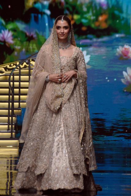 (251221) -- LAHORE, Dec. 21, 2025 (Xinhua) -- A model presents a creation during the Hum Bridal Couture Week fashion show in Lahore, Pakistan on Dec. 20, 2025. (Photo by Sajjad/Xinhua)