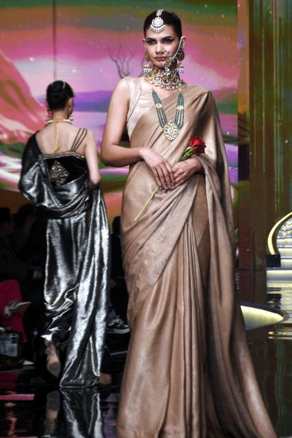 (251221) -- LAHORE, Dec. 21, 2025 (Xinhua) -- A model presents a creation during the Hum Bridal Couture Week fashion show in Lahore, Pakistan on Dec. 20, 2025. (Photo by Sajjad/Xinhua)