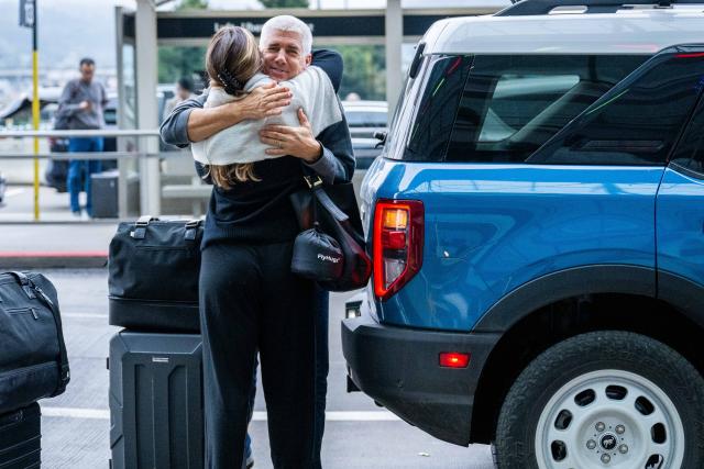 (251221) -- SAN FRANCISCO, Dec. 21, 2025 (Xinhua) -- People bid farewell before walking to San Francisco International Airport in San Francisco, California, the United States on Dec. 20, 2025. An estimated of 122.4 million people are expected to travel between Dec. 20 and Jan. 1, according to American Automobile Association. (Photo by Ziyu Julian Zhu/Xinhua)