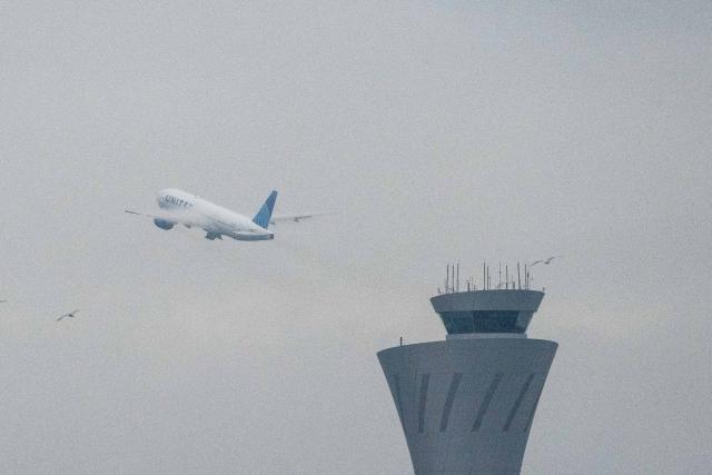 (251221) -- SAN FRANCISCO, Dec. 21, 2025 (Xinhua) -- A flight takes off at San Francisco International Airport in San Francisco, California, the United States on Dec. 20, 2025. An estimated of 122.4 million people are expected to travel between Dec. 20 and Jan. 1, according to American Automobile Association. (Photo by Ziyu Julian Zhu/Xinhua)