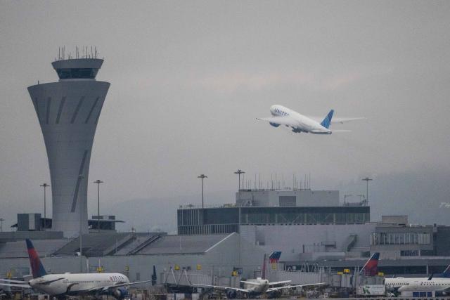 (251221) -- SAN FRANCISCO, Dec. 21, 2025 (Xinhua) -- A flight takes off at San Francisco International Airport in San Francisco, California, the United States on Dec. 20, 2025. An estimated of 122.4 million people are expected to travel between Dec. 20 and Jan. 1, according to American Automobile Association. (Photo by Ziyu Julian Zhu/Xinhua)