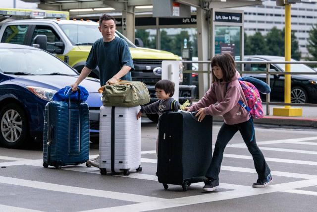 (251221) -- SAN FRANCISCO, Dec. 21, 2025 (Xinhua) -- People walk to San Francisco International Airport in San Francisco, California, the United States on Dec. 20, 2025. An estimated of 122.4 million people are expected to travel between Dec. 20 and Jan. 1, according to American Automobile Association. (Photo by Ziyu Julian Zhu/Xinhua)