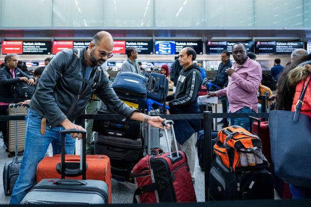 (251221) -- SAN FRANCISCO, Dec. 21, 2025 (Xinhua) -- Passengers wait in line to check in at San Francisco International Airport in San Francisco, California, the United States on Dec. 20, 2025. An estimated of 122.4 million people are expected to travel between Dec. 20 and Jan. 1, according to American Automobile Association. (Photo by Ziyu Julian Zhu/Xinhua)