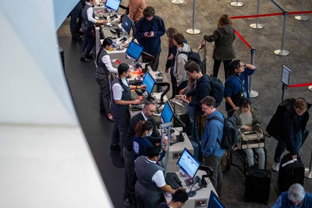 (251221) -- SAN FRANCISCO, Dec. 21, 2025 (Xinhua) -- Passengers check in at San Francisco International Airport in San Francisco, California, the United States on Dec. 20, 2025. An estimated of 122.4 million people are expected to travel between Dec. 20 and Jan. 1, according to American Automobile Association. (Photo by Ziyu Julian Zhu/Xinhua)