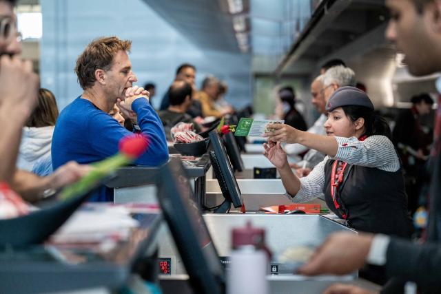 (251221) -- SAN FRANCISCO, Dec. 21, 2025 (Xinhua) -- Passengers check in at San Francisco International Airport in San Francisco, California, the United States on Dec. 20, 2025. An estimated of 122.4 million people are expected to travel between Dec. 20 and Jan. 1, according to American Automobile Association. (Photo by Ziyu Julian Zhu/Xinhua)