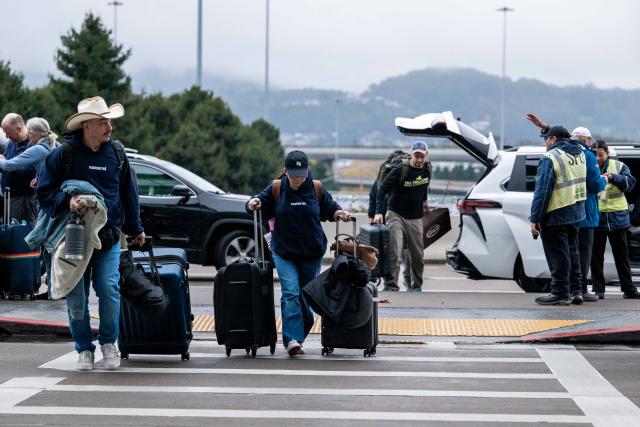 (251221) -- SAN FRANCISCO, Dec. 21, 2025 (Xinhua) -- People walk to San Francisco International Airport in San Francisco, California, the United States on Dec. 20, 2025. An estimated of 122.4 million people are expected to travel between Dec. 20 and Jan. 1, according to American Automobile Association. (Photo by Ziyu Julian Zhu/Xinhua)