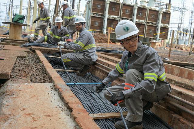 (251221) -- BEIJING, Dec. 21, 2025 (Xinhua) -- Staff members work at the site of a direct current (DC) transmission project of the Itaipu hydroelectric plant contracted by a subsidiary of the State Grid Corporation of China in the city of Foz do Iguacu, Brazil, Oct. 4, 2025. (Xinhua/Chen Haoquan)