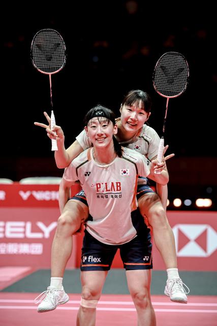 (251221) -- HANGZHOU, Dec. 21, 2025 (Xinhua) -- Baek Ha Na/Lee So Hee (front) of South Korea celebrate after winning the women's doubles final between Baek Ha Na/Lee So Hee of South Korea and Fukushima Yuki/Matsumoto Mayu of Japan at BWF World Tour Finals 2025 in Hangzhou, east China's Zhejiang Province, Dec. 21, 2025. (Xinhua/Jiang Han)