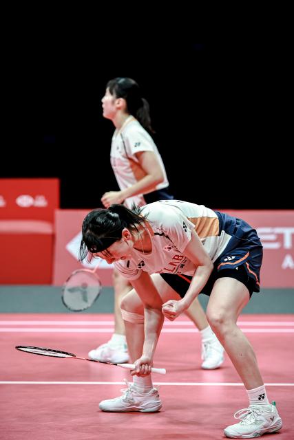 (251221) -- HANGZHOU, Dec. 21, 2025 (Xinhua) -- Baek Ha Na/Lee So Hee (front) of South Korea celebrate after winning the women's doubles final between Baek Ha Na/Lee So Hee of South Korea and Fukushima Yuki/Matsumoto Mayu of Japan at BWF World Tour Finals 2025 in Hangzhou, east China's Zhejiang Province, Dec. 21, 2025. (Xinhua/Jiang Han)
