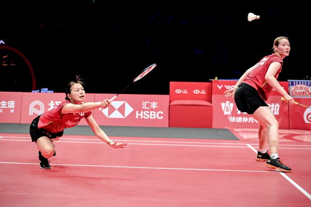 (251221) -- HANGZHOU, Dec. 21, 2025 (Xinhua) -- Fukushima Yuki (L)/Matsumoto Mayu of Japan compete during the women's doubles final between Baek Ha Na/Lee So Hee of South Korea and Fukushima Yuki/Matsumoto Mayu of Japan at BWF World Tour Finals 2025 in Hangzhou, east China's Zhejiang Province, Dec. 21, 2025. (Xinhua/Jiang Han)