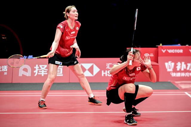 (251221) -- HANGZHOU, Dec. 21, 2025 (Xinhua) -- Fukushima Yuki (R)/Matsumoto Mayu of Japan compete during the women's doubles final between Baek Ha Na/Lee So Hee of South Korea and Fukushima Yuki/Matsumoto Mayu of Japan at BWF World Tour Finals 2025 in Hangzhou, east China's Zhejiang Province, Dec. 21, 2025. (Xinhua/Jiang Han)