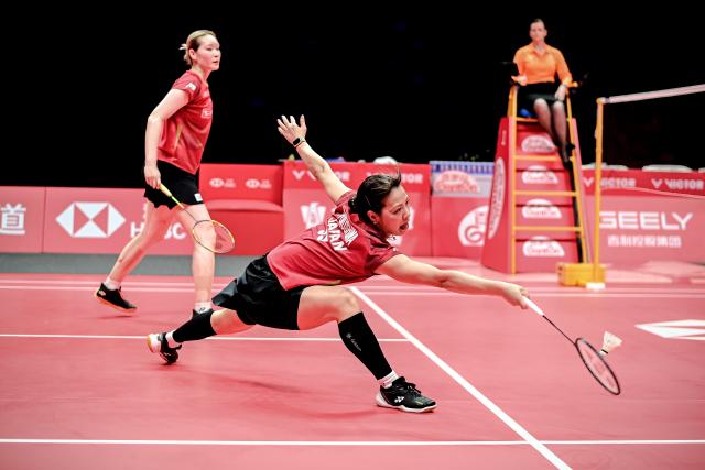 (251221) -- HANGZHOU, Dec. 21, 2025 (Xinhua) -- Fukushima Yuki (front)/Matsumoto Mayu of Japan compete during the women's doubles final between Baek Ha Na/Lee So Hee of South Korea and Fukushima Yuki/Matsumoto Mayu of Japan at BWF World Tour Finals 2025 in Hangzhou, east China's Zhejiang Province, Dec. 21, 2025. (Xinhua/Jiang Han)