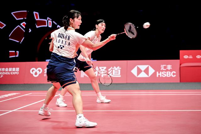 (251221) -- HANGZHOU, Dec. 21, 2025 (Xinhua) -- Baek Ha Na (L)/Lee So Hee of South Korea compete during the women's doubles final between Baek Ha Na/Lee So Hee of South Korea and Fukushima Yuki/Matsumoto Mayu of Japan at BWF World Tour Finals 2025 in Hangzhou, east China's Zhejiang Province, Dec. 21, 2025. (Xinhua/Jiang Han)