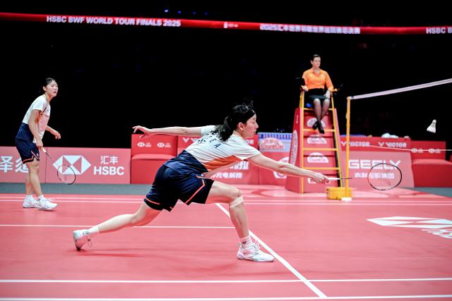 (251221) -- HANGZHOU, Dec. 21, 2025 (Xinhua) -- Baek Ha Na/Lee So Hee (R) of South Korea compete during the women's doubles final between Baek Ha Na/Lee So Hee of South Korea and Fukushima Yuki/Matsumoto Mayu of Japan at BWF World Tour Finals 2025 in Hangzhou, east China's Zhejiang Province, Dec. 21, 2025. (Xinhua/Jiang Han)